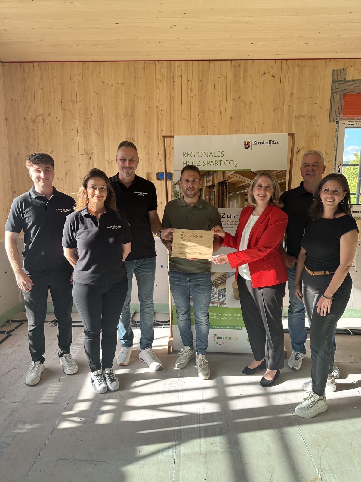 &Uuml;bergabe der HOLZ VON HIER-Plakette durch Bundesbauministerin Verena Hubertz an das Team der KaWe-Bau GmbH in Saarburg